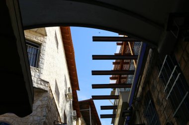 Güvenli, İsrail 'in kuzeyinde, Yahudiler için kutsal bir şehir olan Kabbalistler şehridir. 