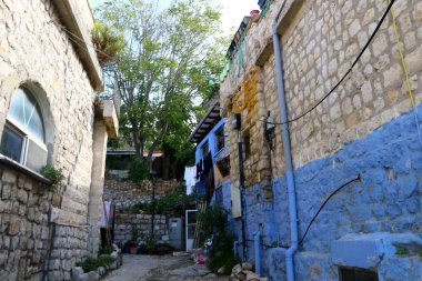 Güvenli, İsrail 'in kuzeyinde, Yahudiler için kutsal bir şehir olan Kabbalistler şehridir. 