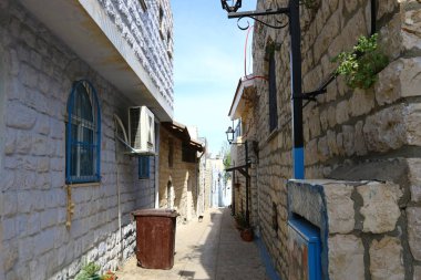 Güvenli, İsrail 'in kuzeyinde, Yahudiler için kutsal bir şehir olan Kabbalistler şehridir. 
