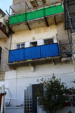 Güvenli, İsrail 'in kuzeyinde, Yahudiler için kutsal bir şehir olan Kabbalistlerin şehridir. Yukarı Celile dağlarındaki deniz seviyesinden 900 metre yükseklikte yer almaktadır. 