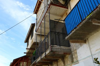 Güvenli, İsrail 'in kuzeyinde, Yahudiler için kutsal bir şehir olan Kabbalistlerin şehridir. Yukarı Celile dağlarındaki deniz seviyesinden 900 metre yükseklikte yer almaktadır. 