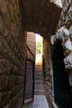 Güvenli, İsrail 'in kuzeyinde, Yahudiler için kutsal bir şehir olan Kabbalistlerin şehridir. Yukarı Celile dağlarındaki deniz seviyesinden 900 metre yükseklikte yer almaktadır. 