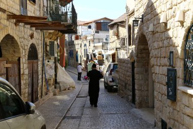 Güvenli, İsrail 'in kuzeyinde, Yahudiler için kutsal bir şehir olan Kabbalistlerin şehridir. Yukarı Celile dağlarındaki deniz seviyesinden 900 metre yükseklikte yer almaktadır. 