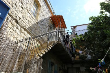 Güvenli, İsrail 'in kuzeyinde, Yahudiler için kutsal bir şehir olan Kabbalistlerin şehridir. Yukarı Celile dağlarındaki deniz seviyesinden 900 metre yükseklikte yer almaktadır. 