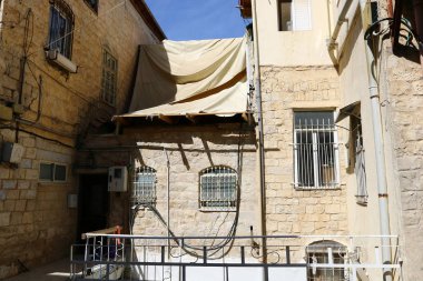 Güvenli, İsrail 'in kuzeyinde, Yahudiler için kutsal bir şehir olan Kabbalistlerin şehridir. Yukarı Celile dağlarındaki deniz seviyesinden 900 metre yükseklikte yer almaktadır. 