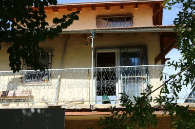 Güvenli, İsrail 'in kuzeyinde, Yahudiler için kutsal bir şehir olan Kabbalistlerin şehridir. Yukarı Celile dağlarındaki deniz seviyesinden 900 metre yükseklikte yer almaktadır. 