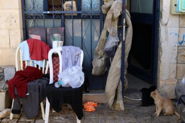 Güvenli, İsrail 'in kuzeyinde, Yahudiler için kutsal bir şehir olan Kabbalistlerin şehridir. Yukarı Celile dağlarındaki deniz seviyesinden 900 metre yükseklikte yer almaktadır. 