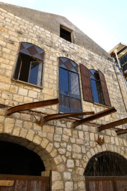 Güvenli, İsrail 'in kuzeyinde, Yahudiler için kutsal bir şehir olan Kabbalistlerin şehridir. Yukarı Celile dağlarındaki deniz seviyesinden 900 metre yükseklikte yer almaktadır. 