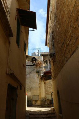 Güvenli, İsrail 'in kuzeyinde, Yahudiler için kutsal bir şehir olan Kabbalistlerin şehridir. Yukarı Celile dağlarındaki deniz seviyesinden 900 metre yükseklikte yer almaktadır. 