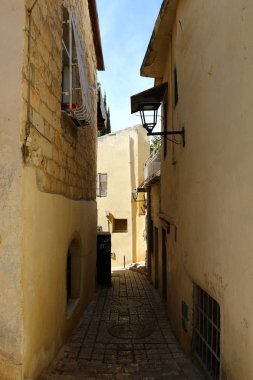 Güvenli, İsrail 'in kuzeyinde, Yahudiler için kutsal bir şehir olan Kabbalistlerin şehridir. Yukarı Celile dağlarındaki deniz seviyesinden 900 metre yükseklikte yer almaktadır. 