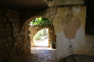 Güvenli, İsrail 'in kuzeyinde, Yahudiler için kutsal bir şehir olan Kabbalistlerin şehridir. Yukarı Celile dağlarındaki deniz seviyesinden 900 metre yükseklikte yer almaktadır. 