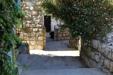 Güvenli, İsrail 'in kuzeyinde, Yahudiler için kutsal bir şehir olan Kabbalistlerin şehridir. Yukarı Celile dağlarındaki deniz seviyesinden 900 metre yükseklikte yer almaktadır. 