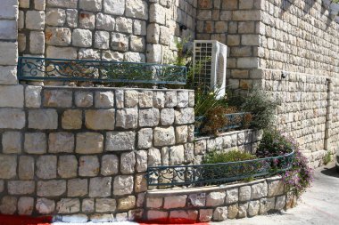 Güvenli, İsrail 'in kuzeyinde, Yahudiler için kutsal bir şehir olan Kabbalistlerin şehridir. Yukarı Celile dağlarındaki deniz seviyesinden 900 metre yükseklikte yer almaktadır. 