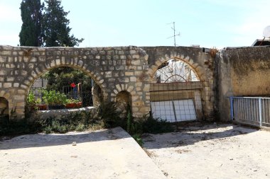 Güvenli, İsrail 'in kuzeyinde, Yahudiler için kutsal bir şehir olan Kabbalistlerin şehridir. Yukarı Celile dağlarındaki deniz seviyesinden 900 metre yükseklikte yer almaktadır. 