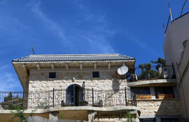 Güvenli, İsrail 'in kuzeyinde, Yahudiler için kutsal bir şehir olan Kabbalistlerin şehridir. Yukarı Celile dağlarındaki deniz seviyesinden 900 metre yükseklikte yer almaktadır. 