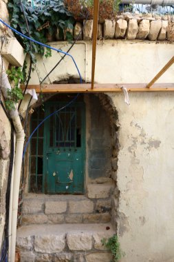 Güvenli, İsrail 'in kuzeyinde, Yahudiler için kutsal bir şehir olan Kabbalistlerin şehridir. Yukarı Celile dağlarındaki deniz seviyesinden 900 metre yükseklikte yer almaktadır. 