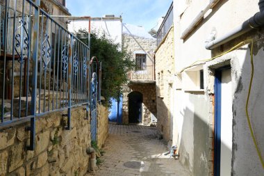 Güvenli, İsrail 'in kuzeyinde, Yahudiler için kutsal bir şehir olan Kabbalistlerin şehridir. Yukarı Celile dağlarındaki deniz seviyesinden 900 metre yükseklikte yer almaktadır. 