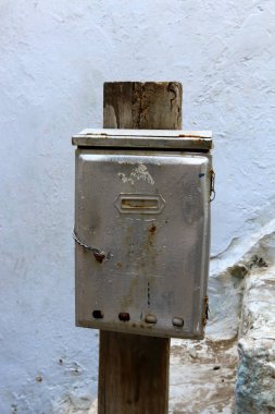 Duvarda yeni mektup ve gazeteler için bir posta kutusu asılı. 