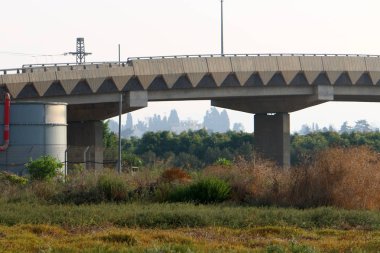 Köprü - İsrail 'in kuzeyindeki bir engelin üzerine yapay bir yapı dikildi. 