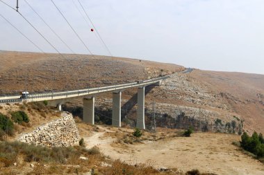 Köprü - İsrail 'in kuzeyindeki bir engelin üzerine yapay bir yapı dikildi. 
