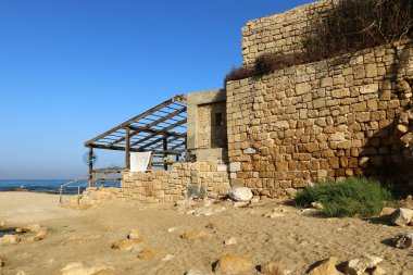 Ahziv Parkı - İsrail 'in kuzeyindeki Akdeniz kıyılarındaki Haçlı döneminin eski bir limanının kalıntıları 