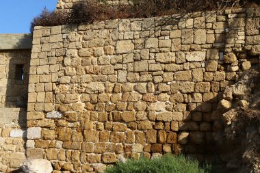 Ahziv Parkı - İsrail 'in kuzeyindeki Akdeniz kıyılarındaki Haçlı döneminin eski bir limanının kalıntıları 