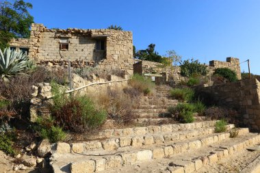 Ahziv Parkı - İsrail 'in kuzeyindeki Akdeniz kıyılarındaki Haçlı döneminin eski bir limanının kalıntıları 