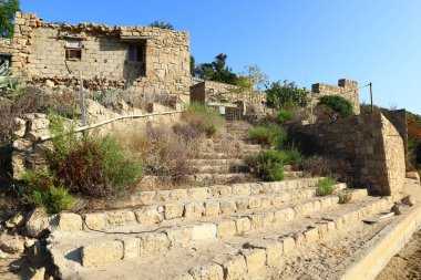 Ahziv Parkı - İsrail 'in kuzeyindeki Akdeniz kıyılarındaki Haçlı döneminin eski bir limanının kalıntıları 