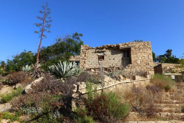 Ahziv Parkı - İsrail 'in kuzeyindeki Akdeniz kıyılarındaki Haçlı döneminin eski bir limanının kalıntıları 