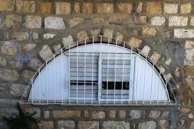 Pencere - duvardaki bir açıklık, ışığın odaya girmesini ve havalandırmayı sağlıyor.. 