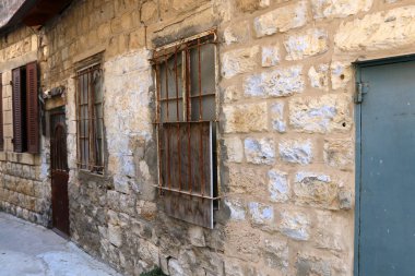 Pencere - duvardaki bir açıklık, ışığın odaya girmesini ve havalandırmayı sağlıyor.. 