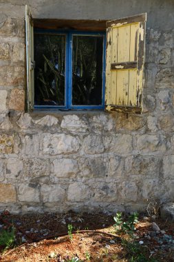 Pencere - duvardaki bir açıklık, ışığın odaya girmesini ve havalandırmayı sağlıyor.. 