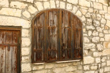 Pencere - duvardaki bir açıklık, ışığın odaya girmesini ve havalandırmayı sağlıyor.. 