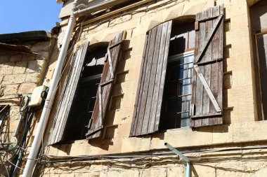 Pencere - duvardaki bir açıklık, ışığın odaya girmesini ve havalandırmayı sağlıyor.. 