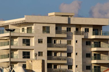 Pencere - duvardaki bir açıklık, ışığın odaya girmesini ve havalandırmayı sağlıyor.. 