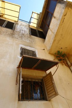 Pencere - duvardaki bir açıklık, ışığın odaya girmesini ve havalandırmayı sağlıyor.. 