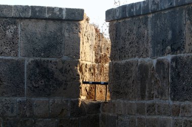 Pencere - duvardaki bir açıklık, ışığın odaya girmesini ve havalandırmayı sağlıyor.. 