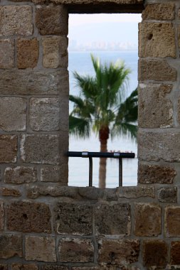 Pencere - duvardaki bir açıklık, ışığın odaya girmesini ve havalandırmayı sağlıyor.. 