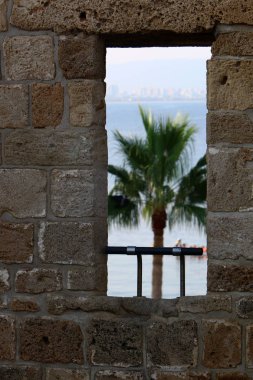 Pencere - duvardaki bir açıklık, ışığın odaya girmesini ve havalandırmayı sağlıyor.. 