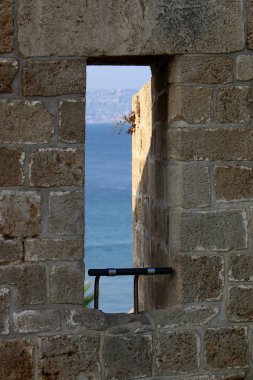 Pencere - duvardaki bir açıklık, ışığın odaya girmesini ve havalandırmayı sağlıyor.. 