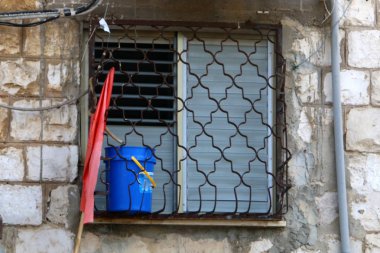 Pencere - duvardaki bir açıklık, ışığın odaya girmesini ve havalandırmayı sağlıyor.. 