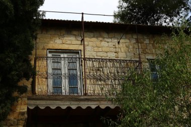 Pencere - duvardaki bir açıklık, ışığın odaya girmesini ve havalandırmayı sağlıyor.. 