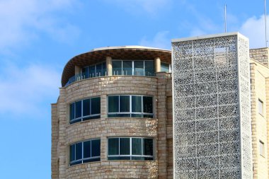 Pencere - duvardaki bir açıklık, ışığın odaya girmesini ve havalandırmayı sağlıyor.. 