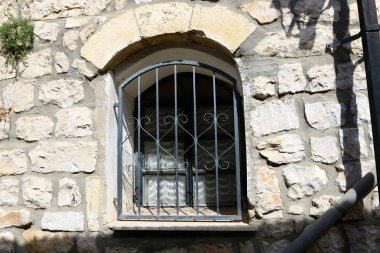 Pencere - duvardaki bir açıklık, ışığın odaya girmesini ve havalandırmayı sağlıyor.. 