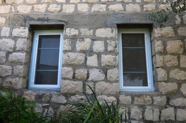 Pencere - duvardaki bir açıklık, ışığın odaya girmesini ve havalandırmayı sağlıyor.. 