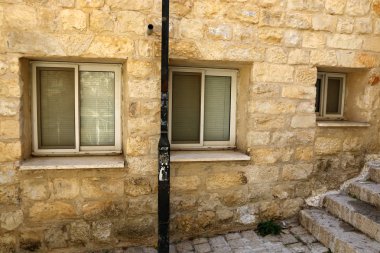 Pencere - duvardaki bir açıklık, ışığın odaya girmesini ve havalandırmayı sağlıyor.. 