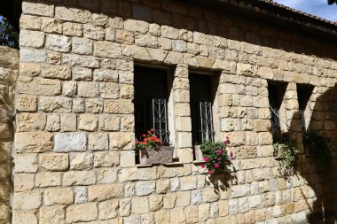 Pencere - duvardaki bir açıklık, ışığın odaya girmesini ve havalandırmayı sağlıyor.. 