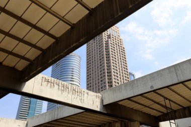 Tel Aviv caddeleri boyunca yürü - İsrail 'de Akdeniz kıyılarında bir şehir 