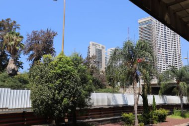 Tel Aviv caddeleri boyunca yürü - İsrail 'de Akdeniz kıyılarında bir şehir 