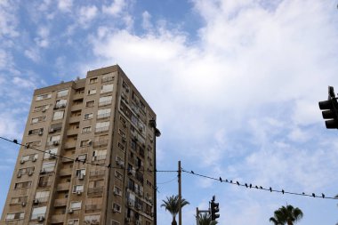 Tel Aviv caddeleri boyunca yürü - İsrail 'de Akdeniz kıyılarında bir şehir 